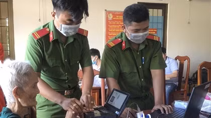 Công an Trà Vinh hoàn thành việc cấp Căn cước công dân gắn chip điện tử