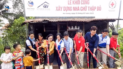 Trao tặng 6 căn nhà tình nghĩa cho các hộ nghèo