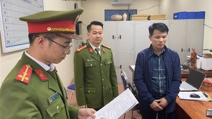 Lập khống hồ sơ gỗ, Trạm trưởng kiểm lâm và 2 Phó Chủ tịch xã bị khởi tố