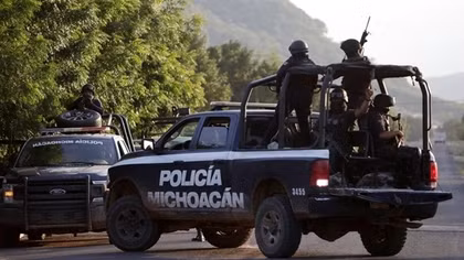Nhóm vũ trang Mexico chặn đầu ôtô, bắt cóc 14 cảnh sát