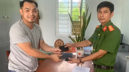 Nhặt được tài sản trị giá trên 20 triệu đồng, 2 thiếu niên vùng cao tìm trả lại người mất