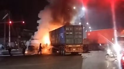 Hai xe container đối đầu, bốc cháy giữa ngã tư