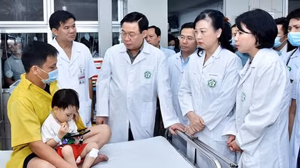 Chủ tịch Quốc hội Vương Đình Huệ thăm, động viên các nạn nhân vụ cháy chung cư mini