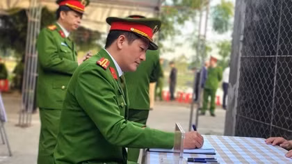 Nghẹn ngào những lời tiễn biệt trong sổ tang đồng chí Trần Trung Hiếu
