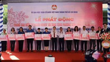 Trao tặng phương tiện sinh kế cho người nghèo tại TP Hồ Chí Minh