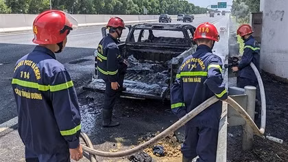 Cháy xe bán tải chở du khách trên cao tốc