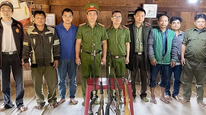 Phát huy vai trò già làng vận động, thu hồi vũ khí, vật liệu nổ
