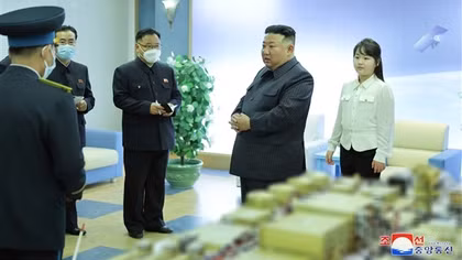 Con gái ông Kim Jong-un tháp tùng cha ra lệnh phóng vệ tinh do thám