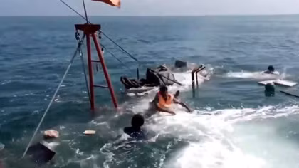 Tìm thấy 3 ngư dân, tiếp tục nỗ lực tìm kiếm 12 người còn mất tích