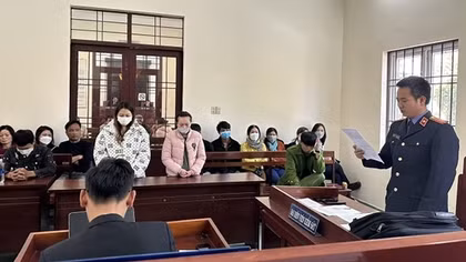Hai phụ nữ hành hạ bé gái 2 tuổi lĩnh án