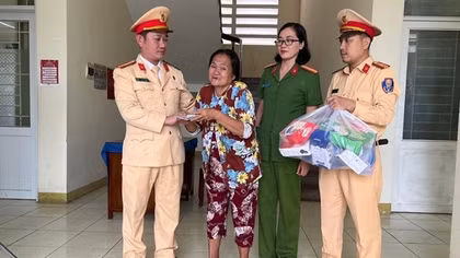 CSGT Quảng Ngãi giúp đỡ 3 bà cháu bị nhà xe bỏ rơi dọc đường