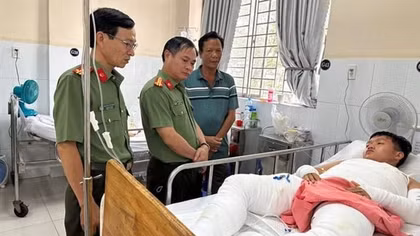 Thăm hỏi, động viên chiến sĩ Công an bị thương trong khi thực hiện nhiệm vụ