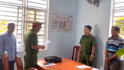 Bỏ thuốc trừ sâu xuống hồ tôm để trả thù vợ cũ