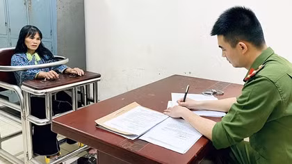 Dùng xăng và dao cản trở người thi hành công vụ
