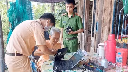 Công an Đồng Tháp đến nhà cấp CCCD cho hơn 1.000 cụ già, người bệnh