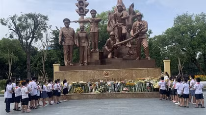 Những bó hoa dưới chân tượng đài