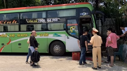 CSGT kịp thời hỗ trợ du khách Mỹ không may mất giấy tờ