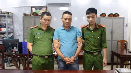Bị bắt quả tang khi mang 2 bánh heroin, 6.000 viên ma tuý tổng hợp đi tiêu thụ