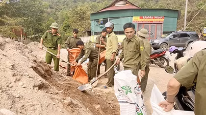 Công an vượt sông "cõng" vật liệu xây nhà cho người nghèo