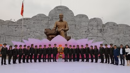 Đoàn công tác Thanh tra Bộ Công an và Cục Đối ngoại về thăm nơi khởi nguồn Sáu điều Bác Hồ dạy