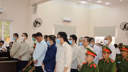 Nhận hối lộ để cấp hàng ngàn giấy phép lao động sai quy định