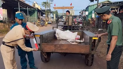 Dán phản quang cho xe công nông, giảm thiểu tai nạn giao thông