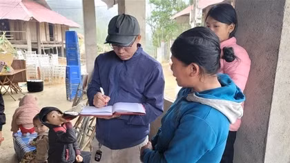 Bản nghèo “cõng điện” giá cao