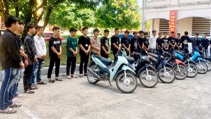 Khởi tố nhóm “trẻ trâu” lạng lách cùng dao phóng lợn, đinh ba