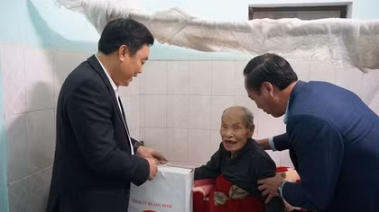 Hỗ trợ hàng tháng đối với đảng viên được tặng Huy hiệu 50 tuổi đảng trở lên