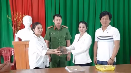 Chở vợ đi làm, bất ngờ nhặt được túi tiền gần 200 triệu