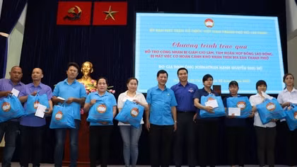 Trao 100 phần quà cho công nhân bị giảm giờ làm do ảnh hưởng dịch bệnh