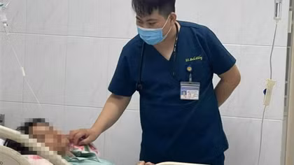 Uống rượu kèm thuốc, 6 nam nữ thanh niên nhập viện
