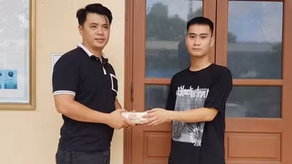 Trao trả 320 triệu đồng cho người chuyển nhầm tiền
