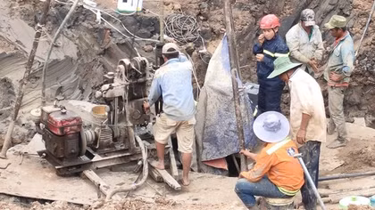 Vụ bé trai bị lọt vào trụ bê-tông: “Còn nước còn tát”