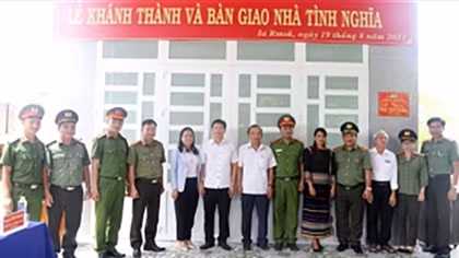 Tặng nhà cho các hoàn cảnh khó khăn, có nhiều đóng góp trong giữ gìn ANTT ở cơ sở