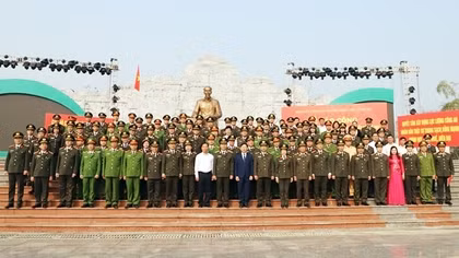Bộ Công an báo công dâng Bác tại Khu lưu niệm Sáu điều Bác Hồ dạy CAND