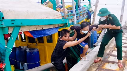 Tiếp nhận 5 ngư dân bị nạn trên biển vào bờ an toàn