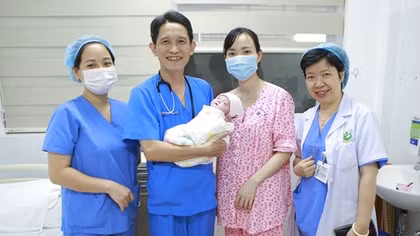 Nuôi sống thành công bé gái sinh non nặng 400g