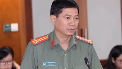 Nguyễn Minh Phúc tự xưng là trụ trì chùa và treo huân chương lao động cùng bằng khen giả