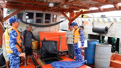 Bắt giữ tàu vận chuyển trái phép 25.000 lít dầu DO trên biển