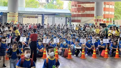 Học sinh TP Hồ Chí Minh tựu trường ngày 28/8