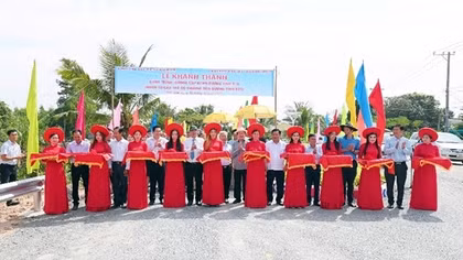 Nam Á Bank hỗ trợ 10 tỷ đồng xây cầu, đường tặng bà con Long An
