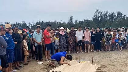Ông dẫn các cháu đi tắm biển, 3 cháu bị đuối nước