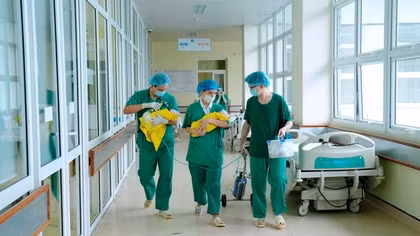 Người mẹ ung thư vú di căn từ chối điều trị, sinh hai bé gái thành công