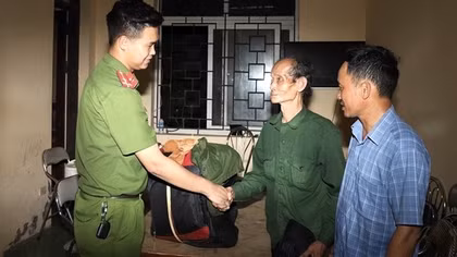 Nhiều cụ ông, cụ bà đi lạc được Công an giúp đỡ, đưa về gia đình