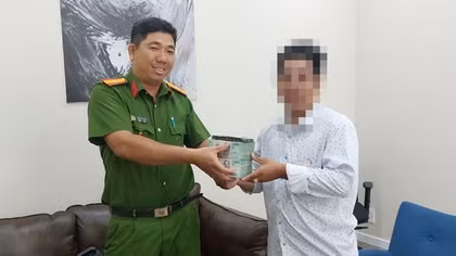 Công an Đồng Tháp kịp thời ngăn chặn vụ lừa đảo, trao trả gần 1 tỷ đồng cho nạn nhân