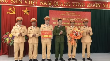 CSGT Công an tỉnh Quảng Trị được khen thưởng vì liên tiếp lập thành tích xuất sắc