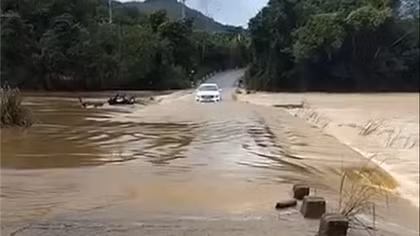 Trục vớt ôtô Mercedes bị nước cuốn trôi dưới sông hơn 1km