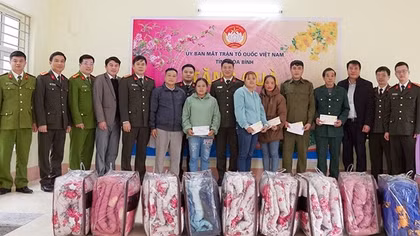 Công an tỉnh Hòa Bình thăm, chúc tết cán bộ và nhân dân