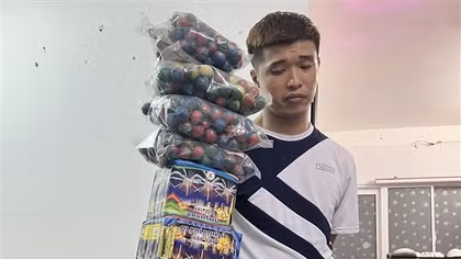 Bắt đối tượng tàng trữ pháo nổ lòi ra nhiều ma túy